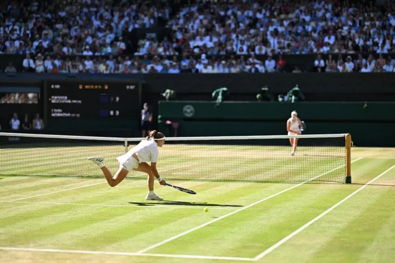 Karolina Muchova and Linda Noskova in action.